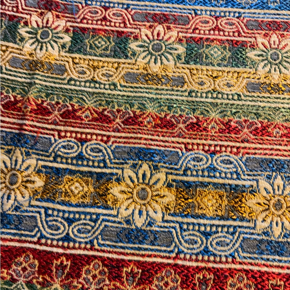 Multicolor Patterned Blanket 🧺 - Picture 5 of 7